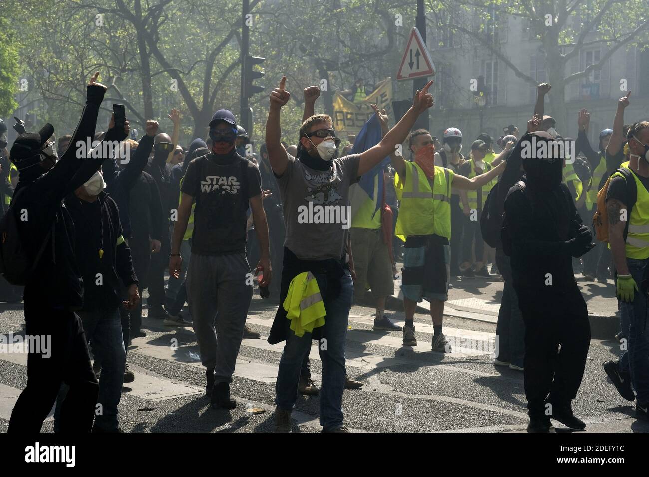 I manifestanti di giubbotti gialli francesi (Gilets jaunes) si scontrano con la polizia francese durante la manifestazione "Act XXIII" la 23a protesta nazionale consecutiva contro la politica di Emmanuel Macron e il suo stile top-down di governo, costo elevato della vita, riforme fiscali del governo e per una maggiore "giustizia sociale ed economica". I manifestanti hanno colpito le strade della città francese, segnando quattro mesi di proteste per la gilet gialla come un sondaggio suggerisce ora che la maggior parte del paese vuole che si fermano. Parigi, Francia, 20 aprile 2019. Foto di Alfred Yaghobzadeh/ABACAPRESS.COM Foto Stock