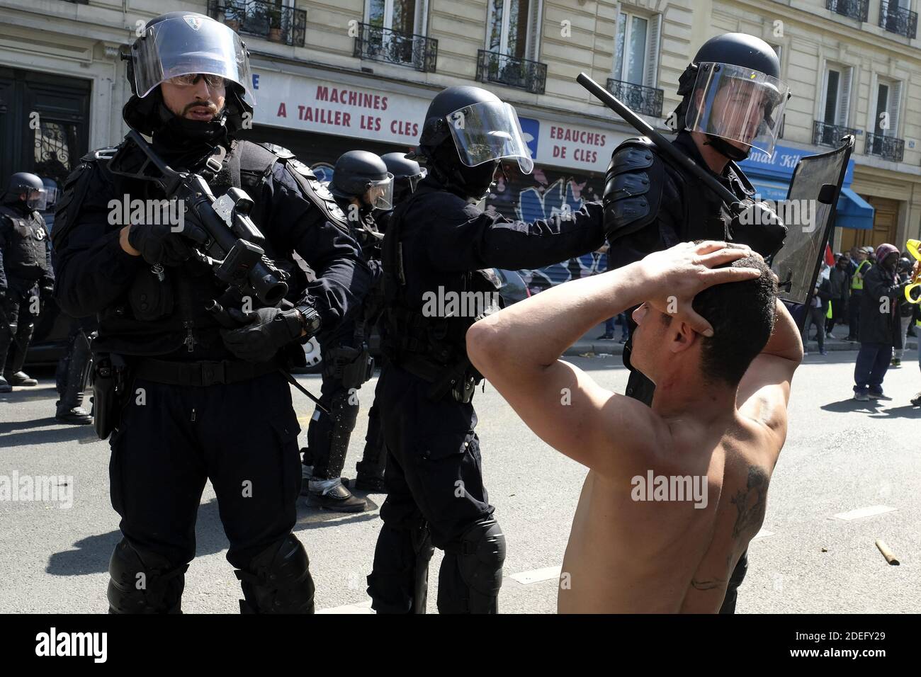 I manifestanti di giubbotti gialli francesi (Gilets jaunes) si scontrano con la polizia francese durante la manifestazione "Act XXIII" la 23a protesta nazionale consecutiva contro la politica di Emmanuel Macron e il suo stile top-down di governo, costo elevato della vita, riforme fiscali del governo e per una maggiore "giustizia sociale ed economica". I manifestanti hanno colpito le strade della città francese, segnando quattro mesi di proteste per la gilet gialla come un sondaggio suggerisce ora che la maggior parte del paese vuole che si fermano. Parigi, Francia, 20 aprile 2019. Foto di Alfred Yaghobzadeh/ABACAPRESS.COM Foto Stock