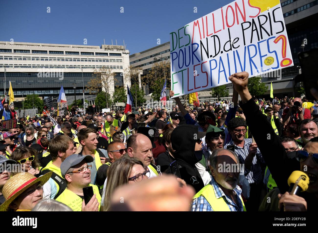 I manifestanti francesi giubbotti (Gilets jaunes) si sono riuniti davanti al Ministero dell'Economia e delle Finanze di Bercy durante la manifestazione 'Act XXIII' la 23a protesta nazionale consecutiva contro la politica di Emmanuel Macron e il suo stile di governo top-down, ad alto costo della vita, riforme fiscali del governo e per una maggiore "giustizia sociale ed economica". I manifestanti hanno colpito le strade della città francese, segnando quattro mesi di proteste per la gilet gialla come un sondaggio suggerisce ora che la maggior parte del paese vuole che si fermano. 20 aprile 2019. Parigi, Francia. Foto di Alfred Yaghobzadeh/ABACAPRESS.COM Foto Stock