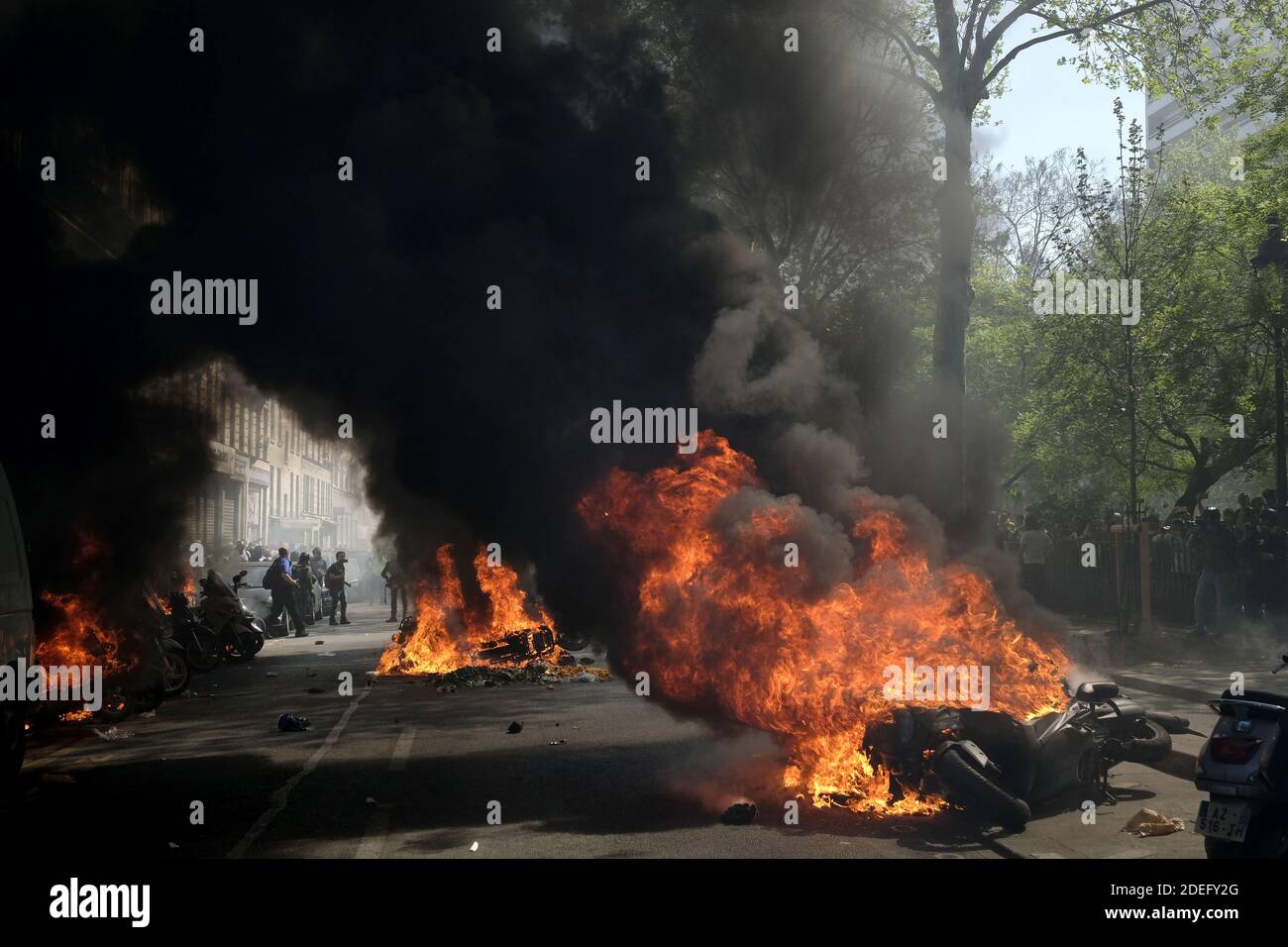 Gli scooters sono visti bruciare su una strada mentre migliaia dei manifestanti dal movimento 'Gilets Jaunes' (gialle giubbotti) si scontrano con la polizia francese di rivolta durante la manifestazione 'atto XXIII' la 23a protesta nazionale consecutiva contro la politica di Emmanuel Macron e il suo stile top-down di governo, costo elevato di vita, riforme fiscali del governo e per una maggiore "giustizia sociale ed economica". I manifestanti hanno colpito le strade della città francese, segnando quattro mesi di proteste per la gilet gialla come un sondaggio suggerisce ora che la maggior parte del paese vuole che si fermano. Parigi, Francia, 20 aprile 2019. Foto di Alfred Yaghobzadeh/ABACAP Foto Stock