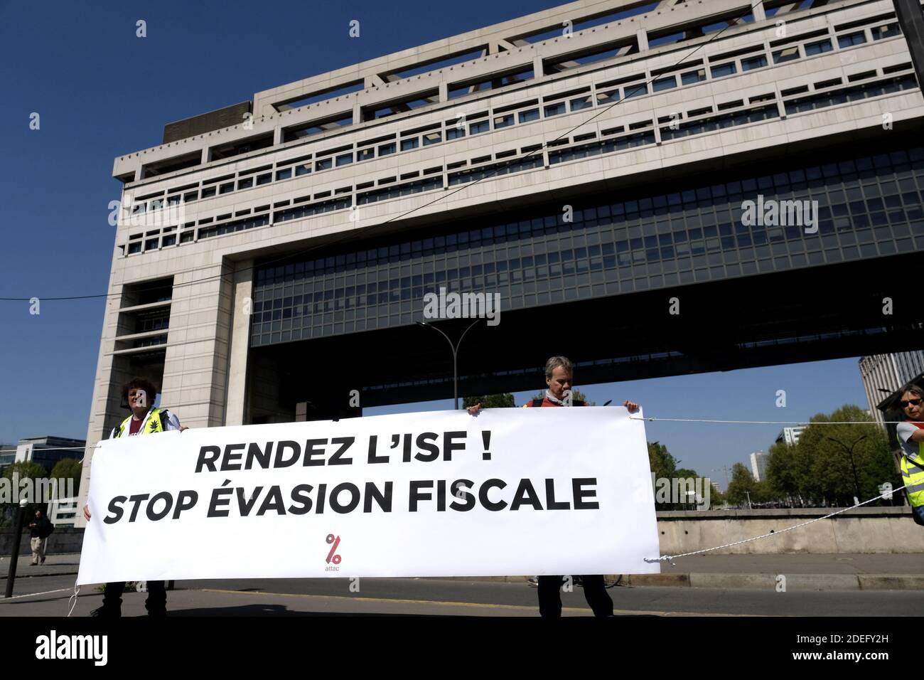 I manifestanti francesi gialle (Gilets jaunes) svelano una bandiera che si traduce come 'make ISF, Fermare l'evasione fiscale, in quanto partecipano a una manifestazione anti-governativa di fronte al Ministero dell'Economia e delle Finanze di Bercy durante la manifestazione "atto XXIII" la 23a protesta nazionale consecutiva contro la politica di Emmanuel Macron e il suo stile di governo top-down, costo elevato della vita, riforme fiscali del governo e per una maggiore "giustizia sociale ed economica". I manifestanti hanno colpito le strade della città francese, segnando quattro mesi di proteste per la gilet gialla come un sondaggio suggerisce ora che la maggior parte del paese li vuole Foto Stock