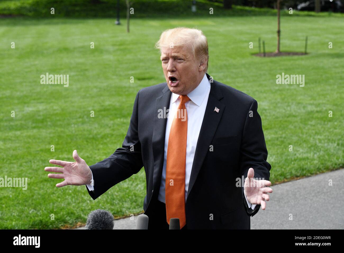 Il presidente degli Stati Uniti Donald Trump parla con i giornalisti prima di lasciare la Casa Bianca il 24 aprile 2019 a Washington, DC. Foto di Olivier Douliery/ABACAPRESS.COM Foto Stock