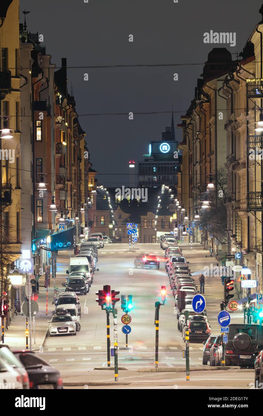 Västmannagatan e la sua traversata con Odengatan a Stoccolma, in Svezia, di notte Foto Stock