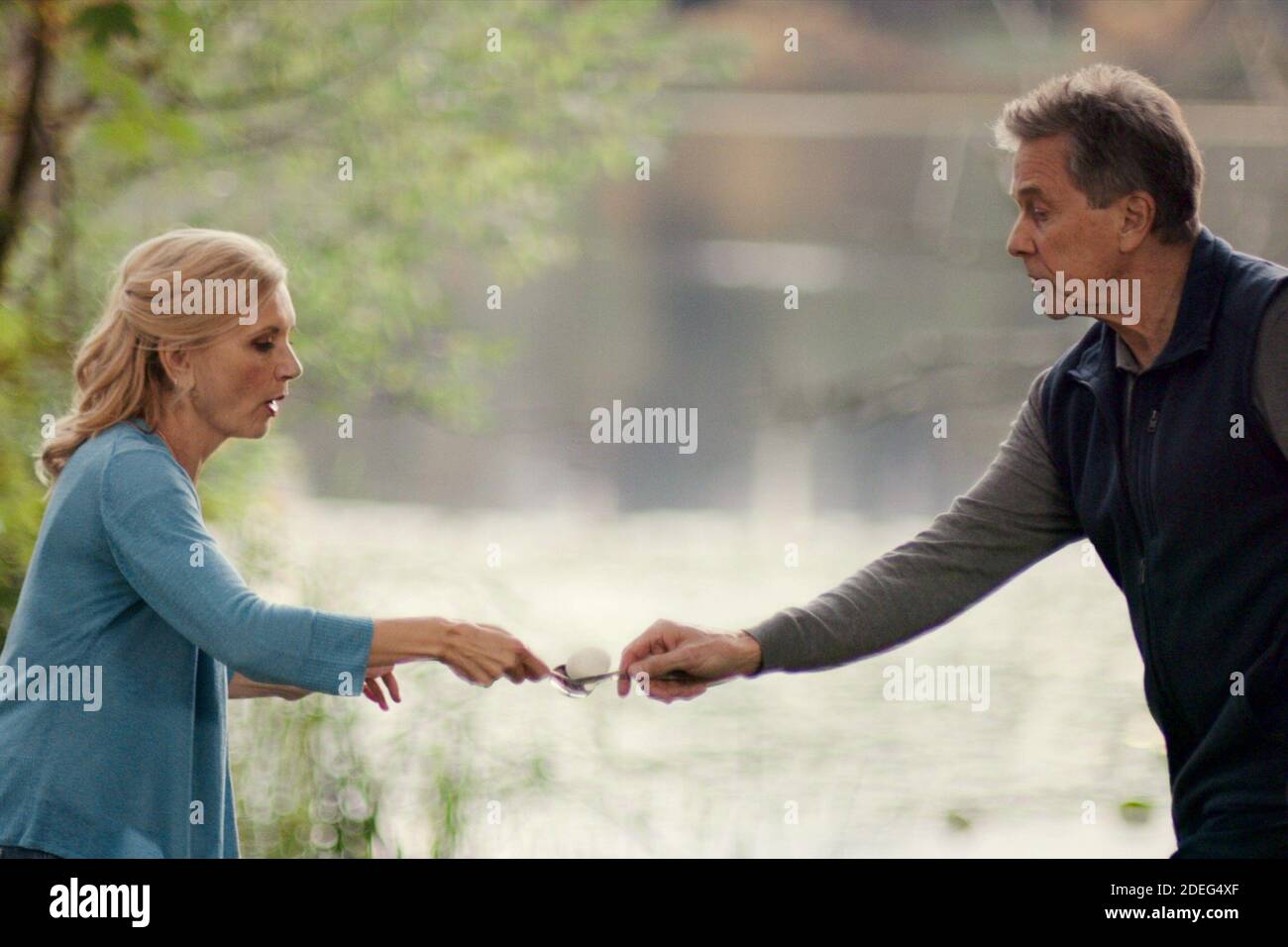 VIRGIN RIVER, da sinistra: Teryl Rothery, Tim Matheson, Rumor Has IT (Stagione 2, ep. 204, in onda il 27 novembre 2020). Photo: ©Netflix / courtesy Everett Collection Foto Stock