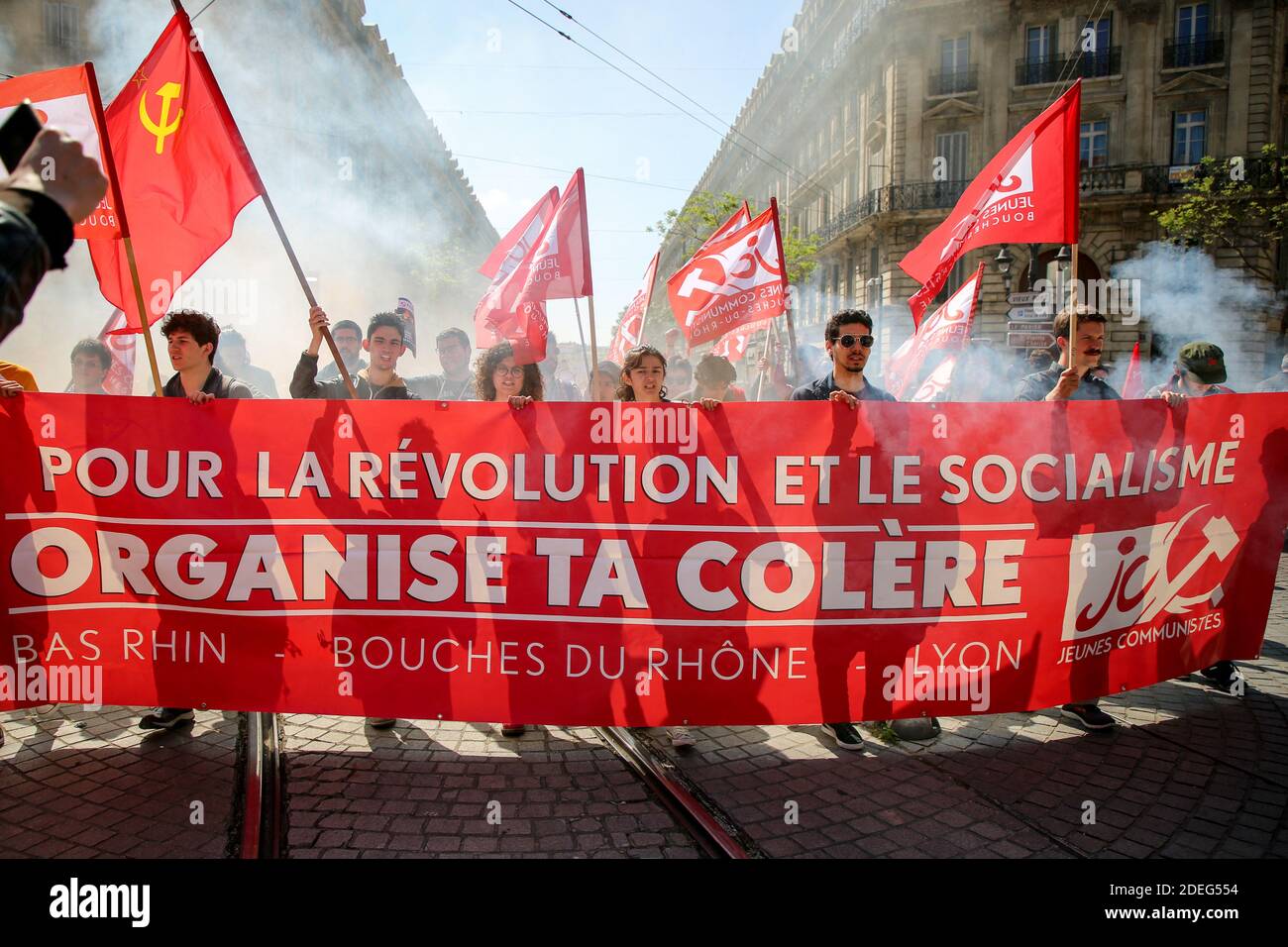 I manifestanti partecipano a un raduno per celebrare il giorno di maggio nella città francese meridionale di Marsiglia, a sud della Francia, il 1° maggio 2019. L'approccio francese a tolleranza zero per la violenza di protesta sarà messo alla prova il 1° maggio, quando un inebriante mix di sindacalisti, dimostranti 'giubbotti' e hooligan estremisti dovrebbe colpire le strade durante la Giornata del lavoro. Foto di Denis Thaust/Avenir Pictures/ABACAPRESS.COM Foto Stock