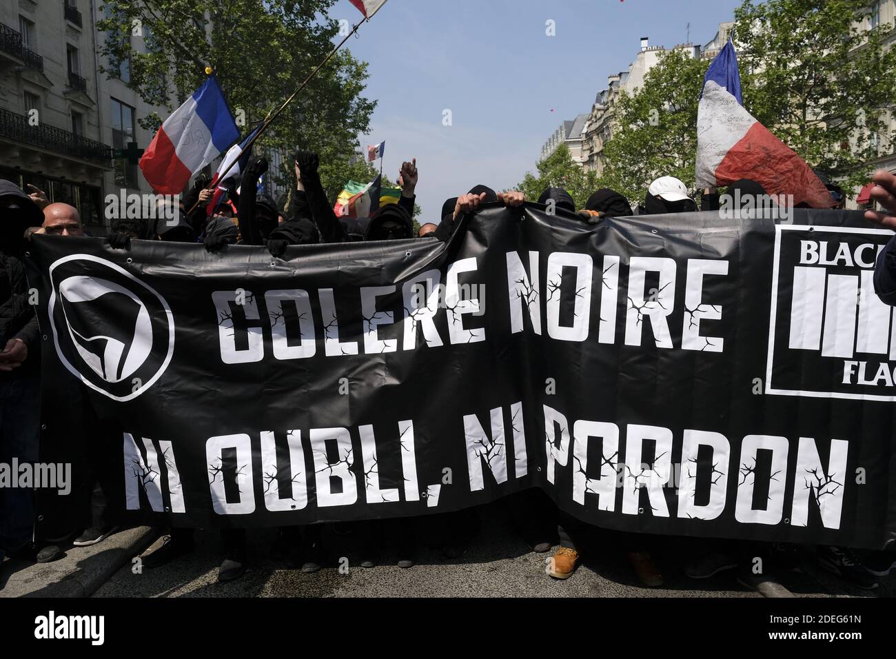 Manifestanti di Black Block durante il raduno annuale del giorno di maggio, la polizia antisommossa ha sparato gas lacrimogeni mentre si è squadrato contro i dimostranti più ostici tra decine di migliaia di manifestanti del giorno di maggio, che hanno inondato la città il 1° maggio in un test per la politica francese di tolleranza zero sulla violenza di strada. Parigi, Francia, 1 maggio 2019. Foto di Alfred Yaghobzadeh/ABACAPRESS.COM Foto Stock