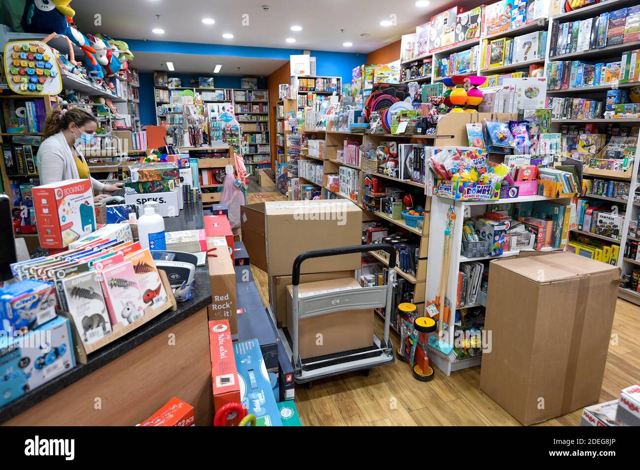 Nivelles, Belgio. 30 novembre 2020: Preparazione in anticipo della riapertura dei negozi martedì 1 dicembre dopo la seconda ondata di Covid-19 e blocco il 30 novembre 2020 a Nivelles, Belgio. Credit: Frederic Sierakowski/Isopix/ISOPIX/Alfa Images/Alamy Live News Foto Stock