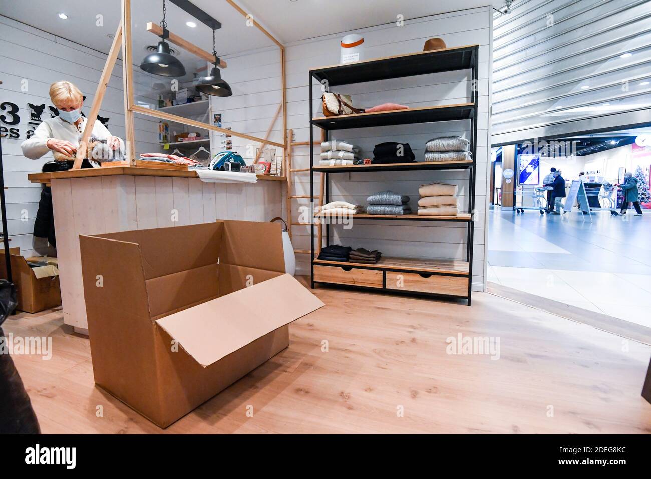 Nivelles, Belgio. 30 novembre 2020: Preparazione in anticipo della riapertura dei negozi martedì 1 dicembre dopo la seconda ondata di Covid-19 e blocco il 30 novembre 2020 a Nivelles, Belgio. Credit: Frederic Sierakowski/Isopix/ISOPIX/Alfa Images/Alamy Live News Foto Stock