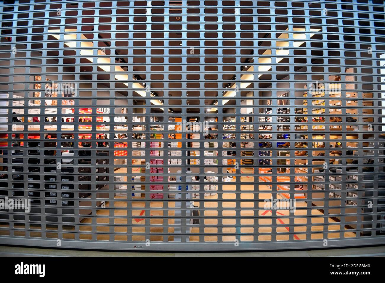 Nivelles, Belgio. 30 novembre 2020: Preparazione in anticipo della riapertura dei negozi martedì 1 dicembre dopo la seconda ondata di Covid-19 e blocco il 30 novembre 2020 a Nivelles, Belgio. Credit: Frederic Sierakowski/Isopix/ISOPIX/Alfa Images/Alamy Live News Foto Stock