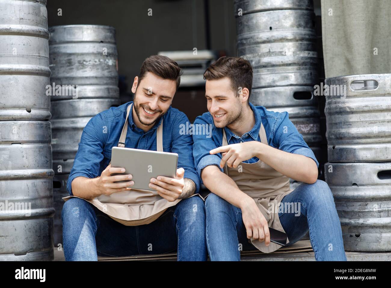 Lavoratori produttori di birra manager e tecnologia moderna per la gestione aziendale Foto Stock