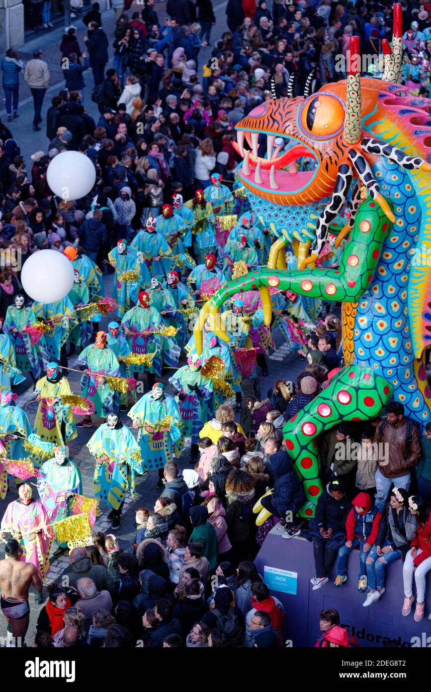 Gli artisti si esibiscono durante la sfilata Eldorado a Lille, nel nord della Francia, il 04 maggio 2019, durante l'evento Lille 3000, con il tema 'Mexico' di quest'anno. Foto di ABACAPRESS.COM Foto Stock