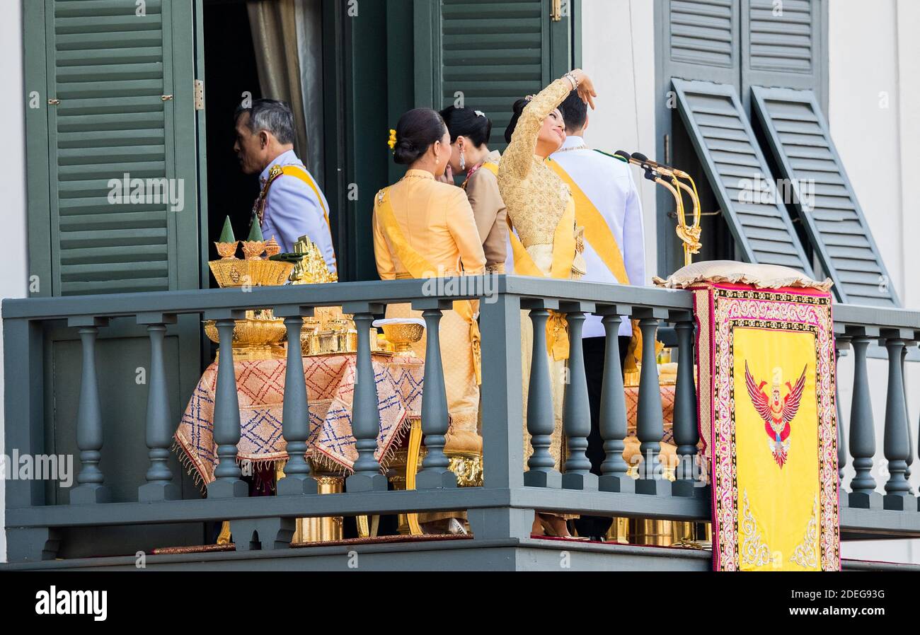 Il Re della Thailandia Maha Vajiralongkorn e la Regina Suthida appaiono sul balcone della Sala di Suddhaisavarya Prasad del Grand Palace mentre concedono un pubblico il giorno finale della sua incoronazione reale a Bangkok, Thailandia, il 6 maggio 2019. Foto di Loic Baratoux/ABACAPRESS.COM Foto Stock