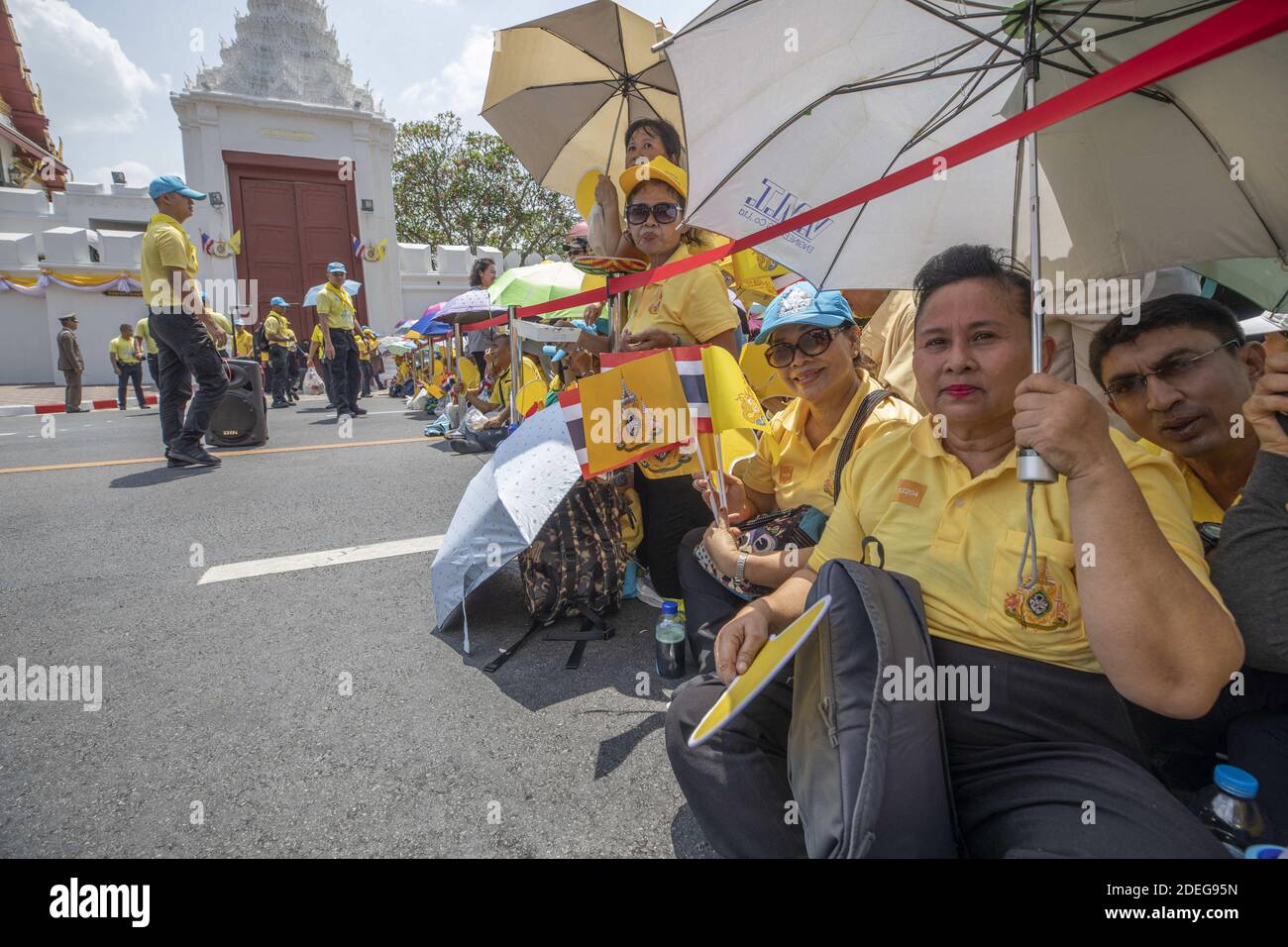 La gente aspetta il re Rama X, sua Maha Vajiralongkorn Bodindradebayavarangkun a Bangkok, Thailandia, il 6 maggio 2019. Foto di Loic Baratoux/ABACAPRESS.COM Foto Stock