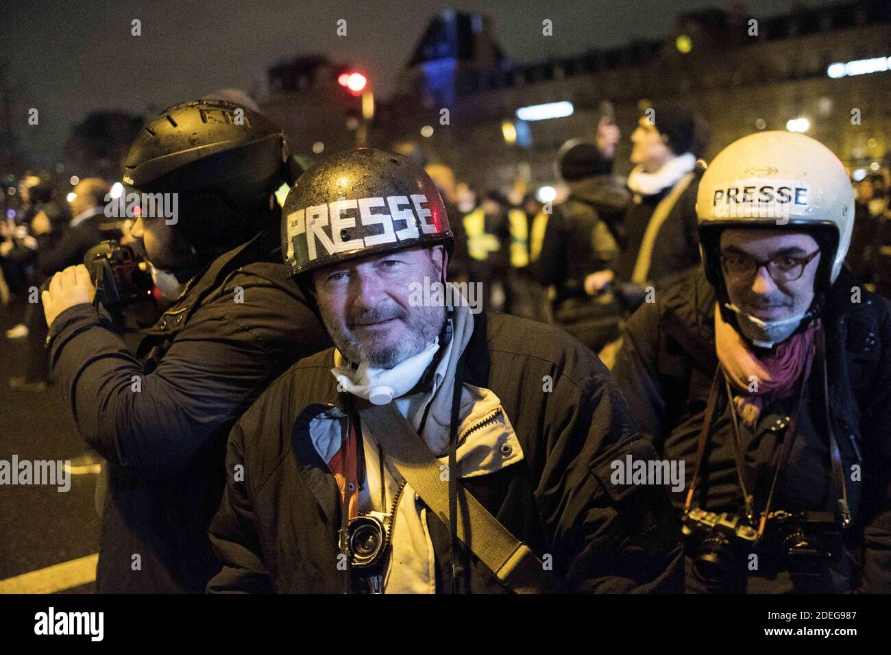 Il fotogiornalista Emmanuel Ortiz e Lillo Rizzo indossando un casco che  copre la rivolta dei giubbotti gialli (Gilets jaunes) movimento, violenza  si è verificata nelle strade di Parigi, scontri scoppiati tra i