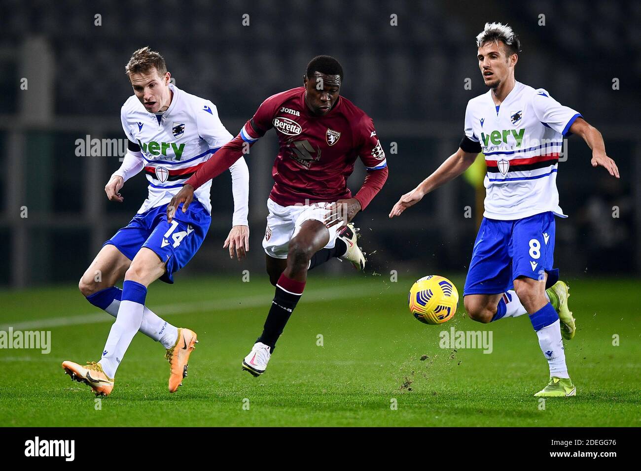 Torino, Italia - 30 novembre 2020: Wilfried Siro (C) del Torino FC viene sfidato da Jakub Jankto (L) e Valerio Verre (R) della UC Sampdoria durante la partita di calcio Serie A tra Torino FC e UC Sampdoria. La partita terminò il cravatta del 2-2. Credit: Nicolò campo/Alamy Live News Foto Stock