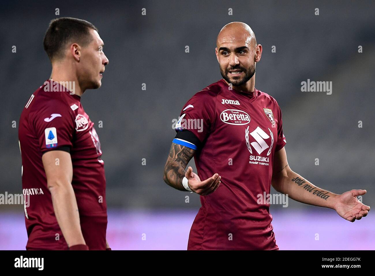 Torino, Italia - 30 novembre 2020: Simone Zaza (R) del Torino FC parla con Andrea Belotti del Torino FC durante la partita di calcio Serie A tra Torino FC e UC Sampdoria. La partita terminò il cravatta del 2-2. Credit: Nicolò campo/Alamy Live News Foto Stock