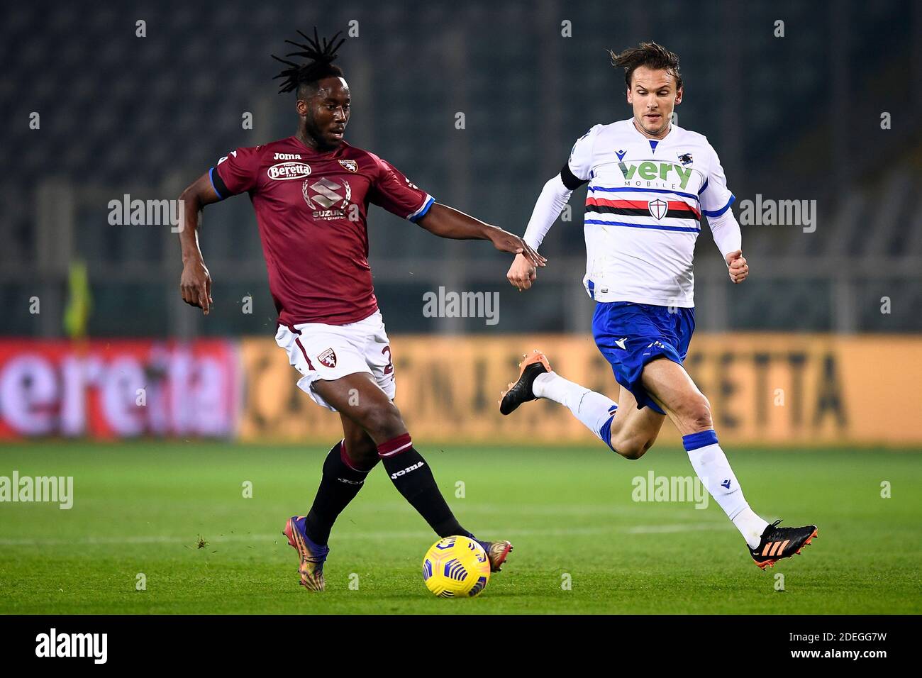Torino, Italia - 30 novembre 2020: Soualiho Meite (L) del Torino FC è sfidato da Albin Ekdal della UC Sampdoria durante la serie A tra Torino FC e UC Sampdoria. La partita terminò il cravatta del 2-2. Credit: Nicolò campo/Alamy Live News Foto Stock