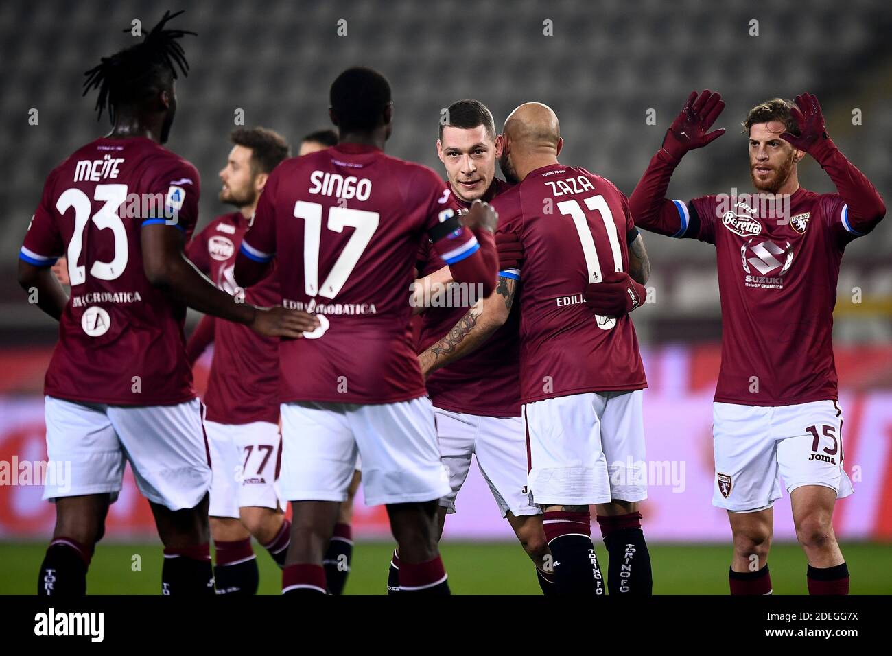Torino, Italia - 30 novembre 2020: Andrea Belotti (C) del Torino FC festeggia con i suoi compagni di squadra dopo aver segnato un gol durante la Serie A tra Torino FC e UC Sampdoria. La partita terminò il cravatta del 2-2. Credit: Nicolò campo/Alamy Live News Foto Stock