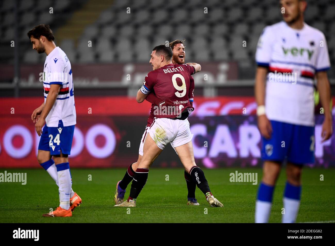 Torino, Italia - 30 novembre 2020: Andrea Belotti (C) del Torino FC festeggia con Cristian Ansaldi del Torino FC dopo aver segnato un gol durante la serie A tra Torino FC e UC Sampdoria. La partita terminò il cravatta del 2-2. Credit: Nicolò campo/Alamy Live News Foto Stock