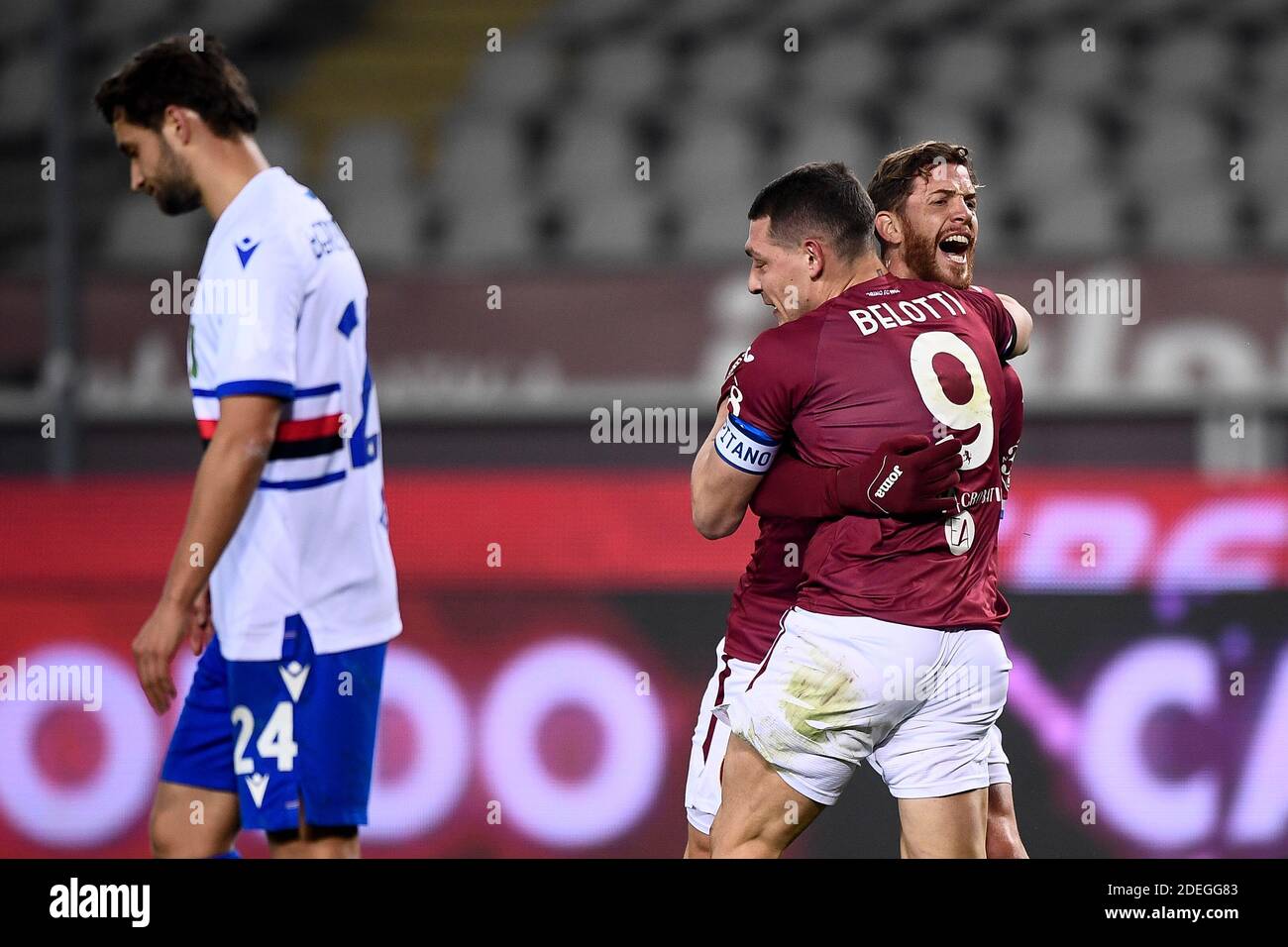 Torino, Italia - 30 novembre 2020: Andrea Belotti (C) del Torino FC festeggia con Cristian Ansaldi del Torino FC dopo aver segnato un gol durante la serie A tra Torino FC e UC Sampdoria. La partita terminò il cravatta del 2-2. Credit: Nicolò campo/Alamy Live News Foto Stock