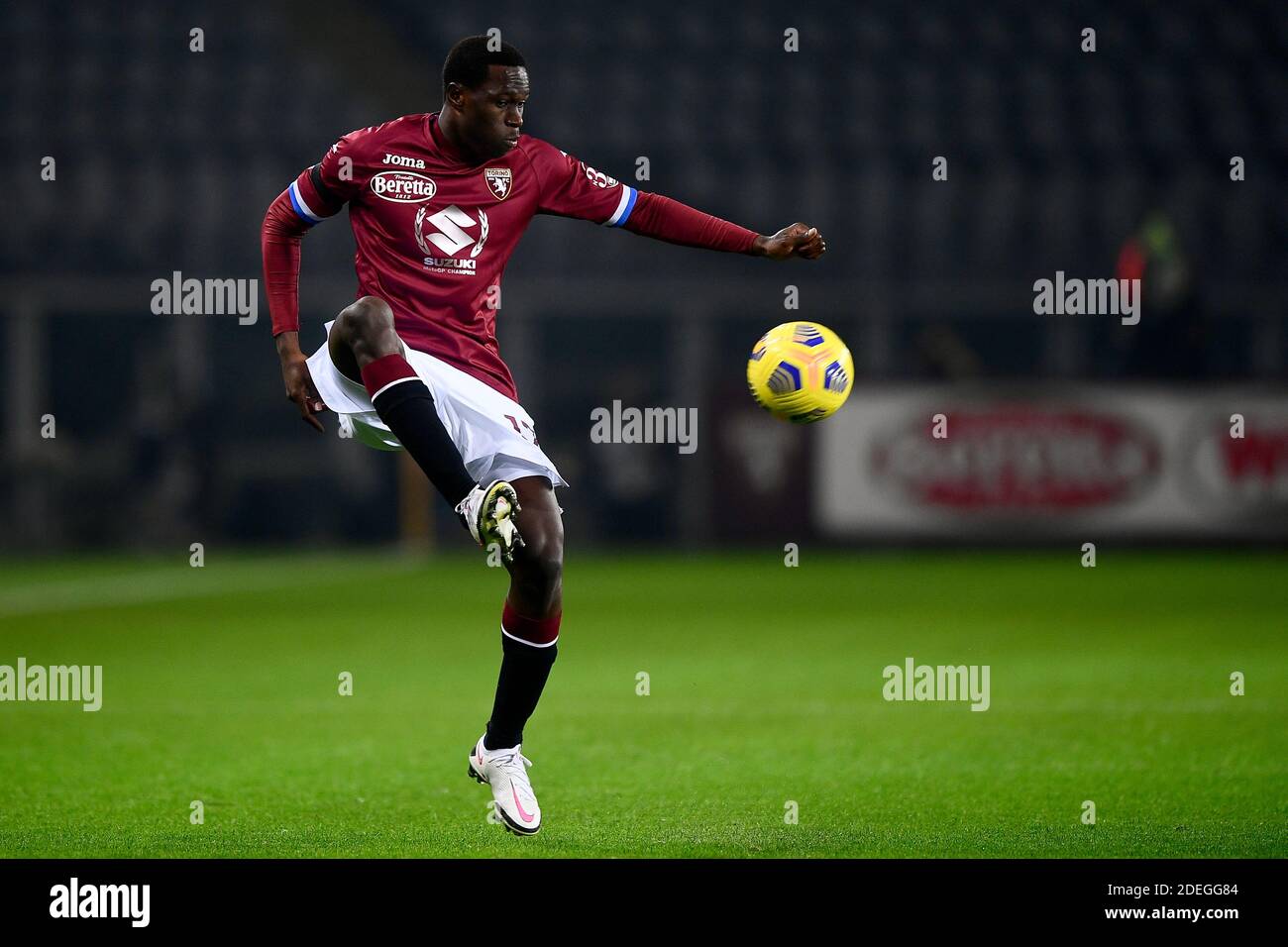 Torino, Italia - 30 novembre 2020: Wilfried Siro del Torino FC controlla il pallone durante la Serie A Football Match tra Torino FC e UC Sampdoria. La partita terminò il cravatta del 2-2. Credit: Nicolò campo/Alamy Live News Foto Stock