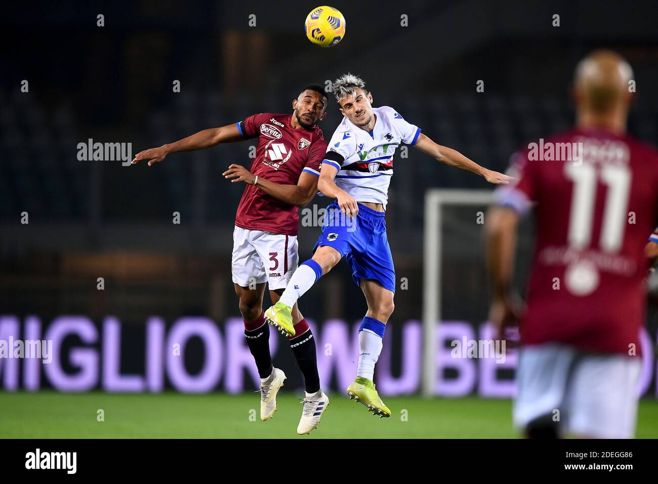 Torino, Italia - 30 novembre 2020: Gleison Bremer (L) di Torino FC compete per una testata con Valerio Verre della UC Sampdoria durante la Serie A Football Match tra Torino FC e UC Sampdoria. La partita terminò il cravatta del 2-2. Credit: Nicolò campo/Alamy Live News Foto Stock