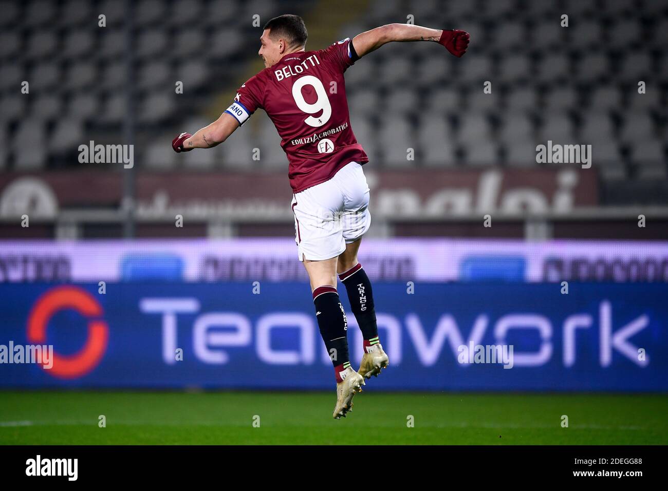 Torino, Italia - 30 novembre 2020: Andrea Belotti del Torino FC festeggia dopo aver segnato un gol poi ineludito davanti ad un tabellone con la lettura del 'lavoro di squadra' durante la Serie A Football Match tra Torino FC e UC Sampdoria. La partita terminò il cravatta del 2-2. Credit: Nicolò campo/Alamy Live News Foto Stock