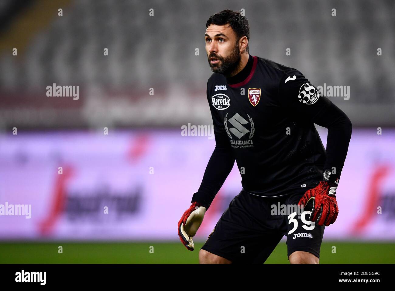 Torino, Italia - 30 novembre 2020: Salvatore Sirigu del Torino FC guarda durante la Serie UNA partita di calcio tra Torino FC e UC Sampdoria. La partita terminò il cravatta del 2-2. Credit: Nicolò campo/Alamy Live News Foto Stock