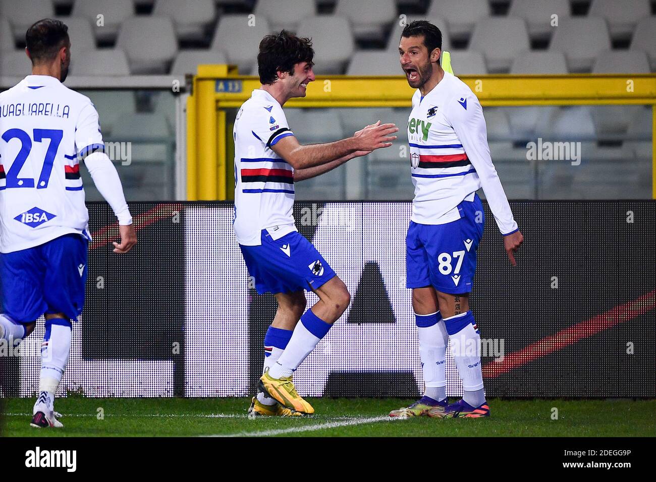 Torino, Italia - 30 novembre 2020: Antonio Candriva (R) della UC Sampdoria celebra dopo aver segnato un gol durante la Serie A Football Match tra Torino FC e UC Sampdoria. La partita terminò il cravatta del 2-2. Credit: Nicolò campo/Alamy Live News Foto Stock