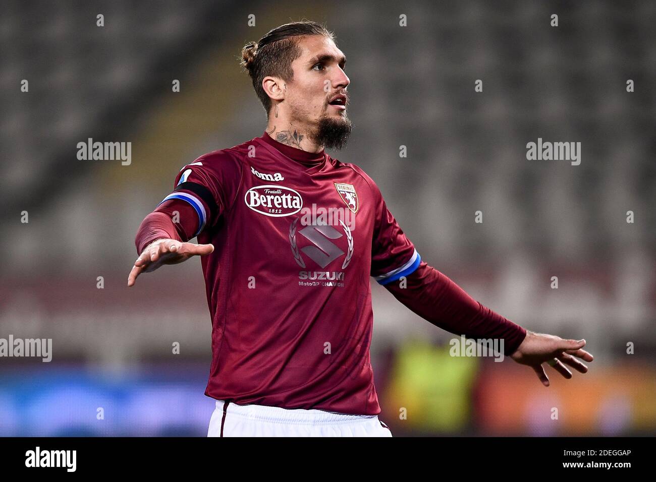 Torino, Italia - 30 novembre 2020: Lyanco Vojnovic di Torino FC gesti durante la Serie UNA partita di calcio tra Torino FC e UC Sampdoria. La partita terminò il cravatta del 2-2. Credit: Nicolò campo/Alamy Live News Foto Stock