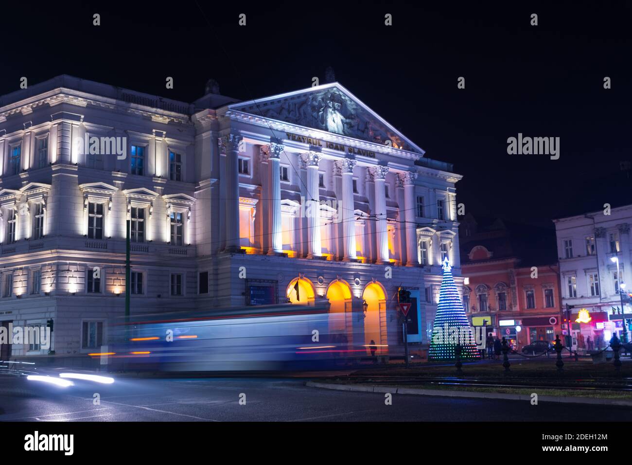 Lunga esposizione semafori, alberi di Natale e decorazioni invernali, di notte, nel centro della città di Arad, Romania. Foto Stock