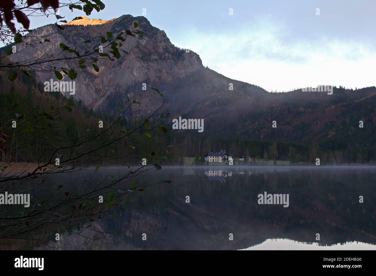 lago al mattino, vorderer langbathsee in alta austria Foto Stock