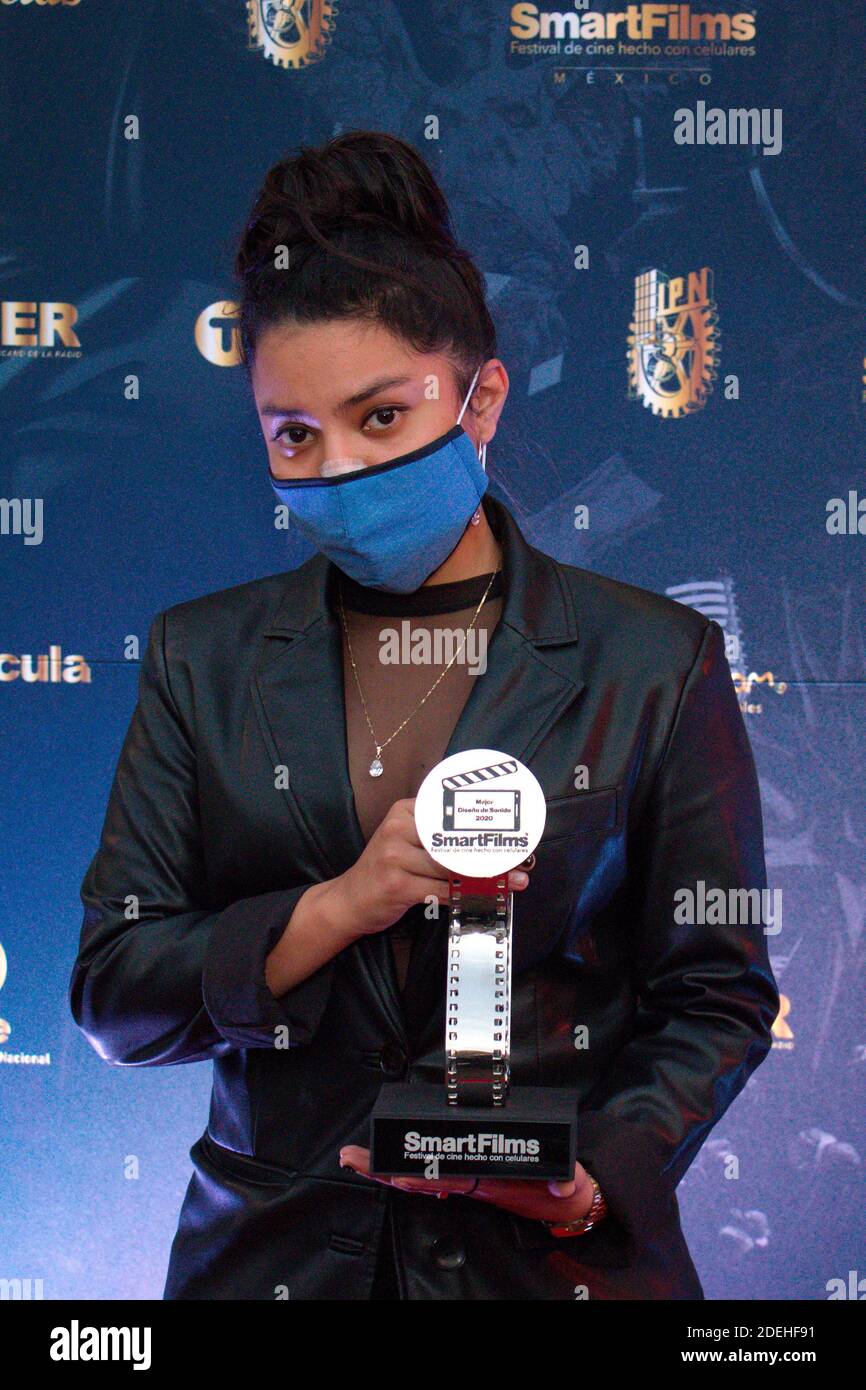 COYOACAN, CDMX, MÉXICO - 29 NOVEMBRE: Itzel Sarmiento, durante la cerimonia di premiazione SmartFilms Mexico 2020 al Foro Aire Libre, il 29 novembre 2020 a Coyoacan, Messico. (Foto: Francisco MORALES/DAMM Photo) Foto Stock