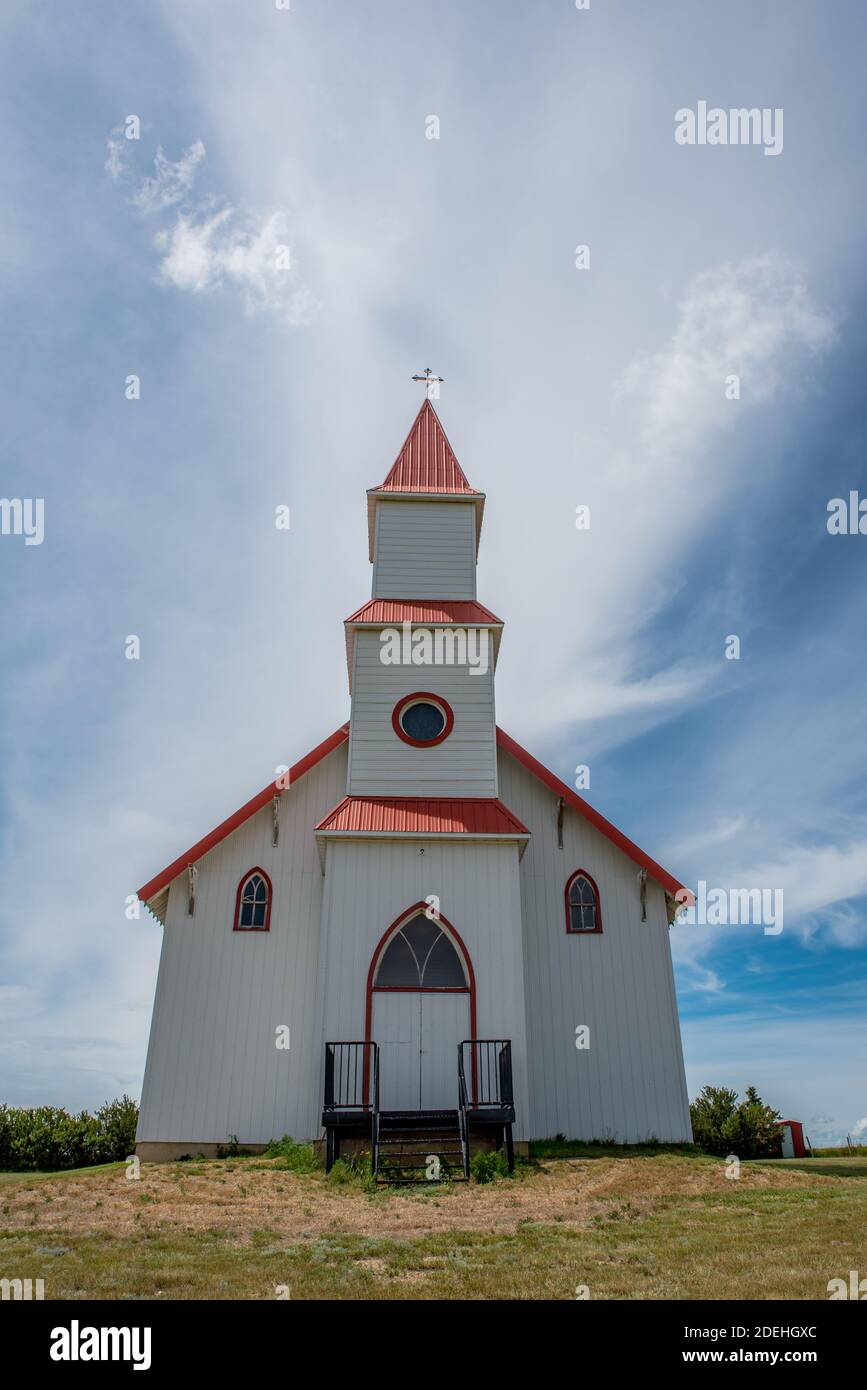 Cielo blu sulla storica chiesa cattolica di San Martino a Billimun, Saskatchewan, Canada Foto Stock