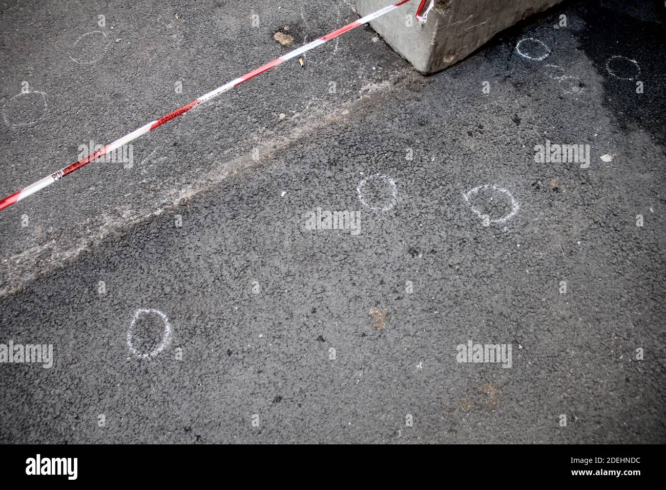 Questa foto, scattata il 25 maggio 2019, mostra buchi e acciai graduati utilizzati dalla polizia francese esposti sul terreno a Lione, nel sud-est della Francia, il giorno dopo un sospetto pacchetto di bombe lungo una strada pedonale nel cuore della città. Foto di Mathis Boussuge/ABACAPRESS.COM Foto Stock