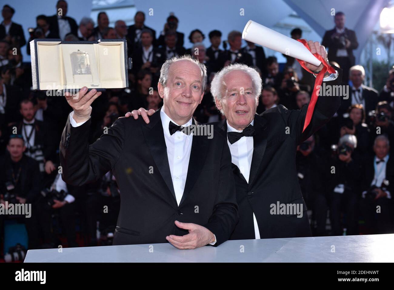 Jean-Pierre Dardenne e Luc Dardenne, vincitori del premio miglior regista per il film "le Jeune Ahmed", si pongono al vincitore della fotocellula durante il 72o Festival annuale del cinema di Cannes il 25 maggio 2019 a Cannes, Francia. Foto di Lionel Hahn/ABACAPRESS.COM Foto Stock