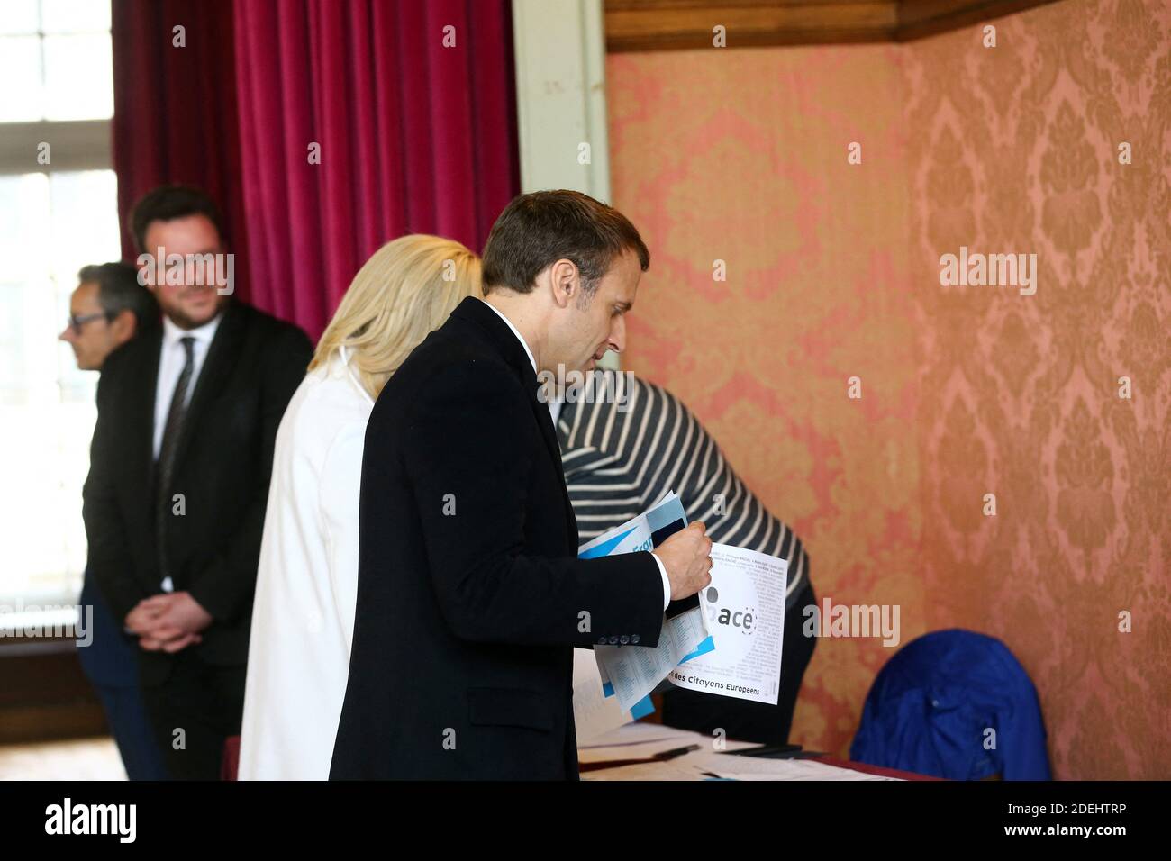il presidente francese Emmanuel Macron ha fatto il suo scrutinio in un seggio a le Touquet, il 26 maggio 2019, come parte del voto per le elezioni parlamentari europee. Foto di Franck Crusiaux/pool/ABACAPRESS.COM Foto Stock