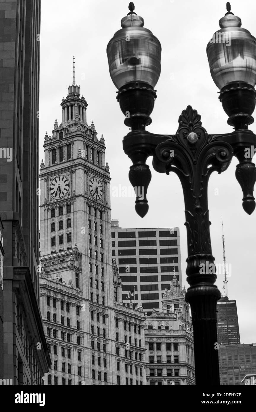 Il Wrigley Building e il classico lampione di Chicago Foto Stock