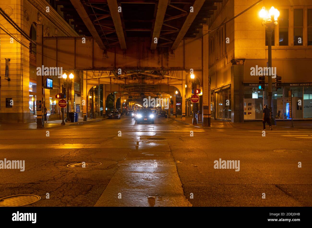 Immagine notturna della pista sopraelevata del treno L a Chicago, Illinois Foto Stock