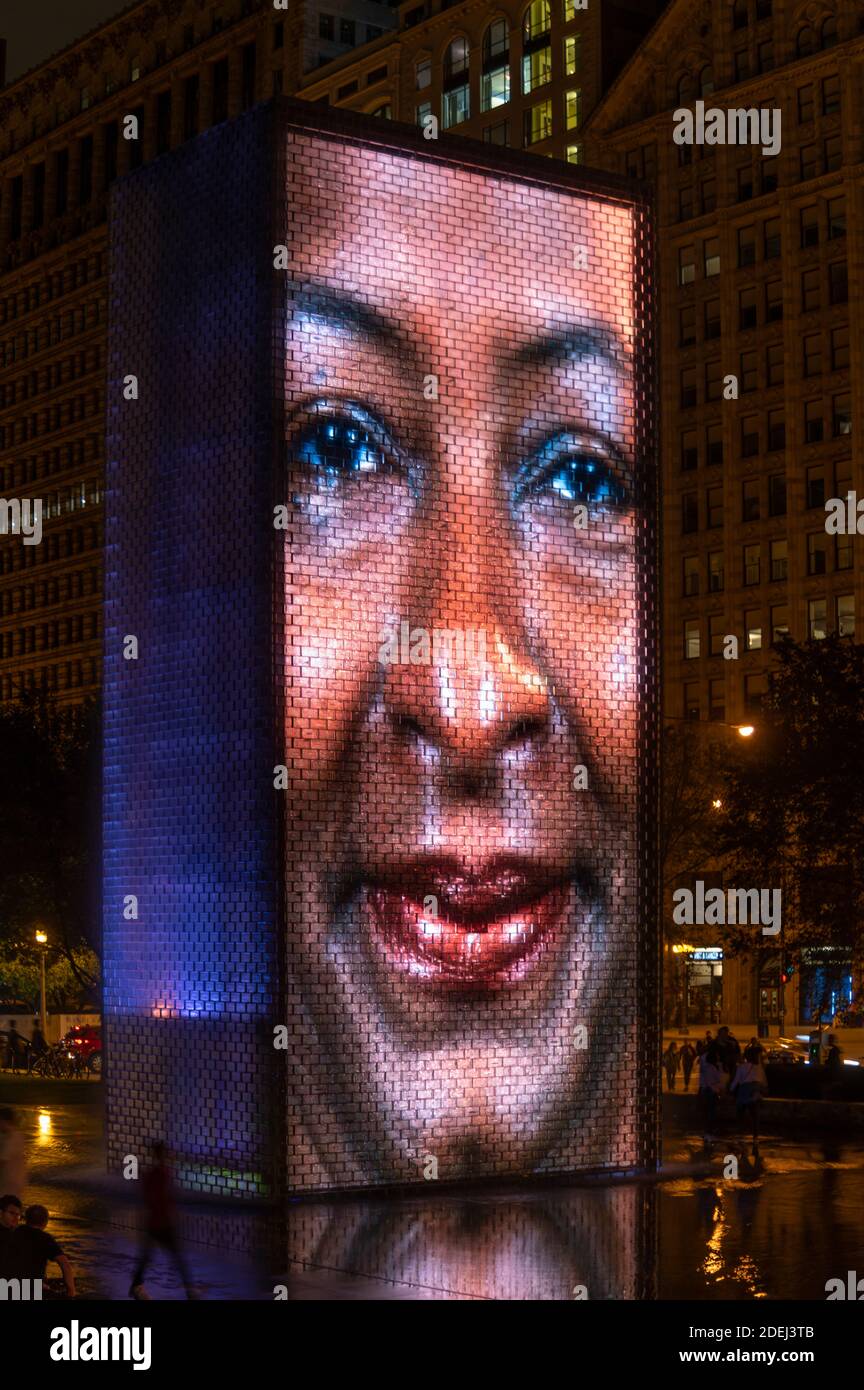 La Fontana della Corona di Jaume Plensa a Chicago di notte Foto Stock