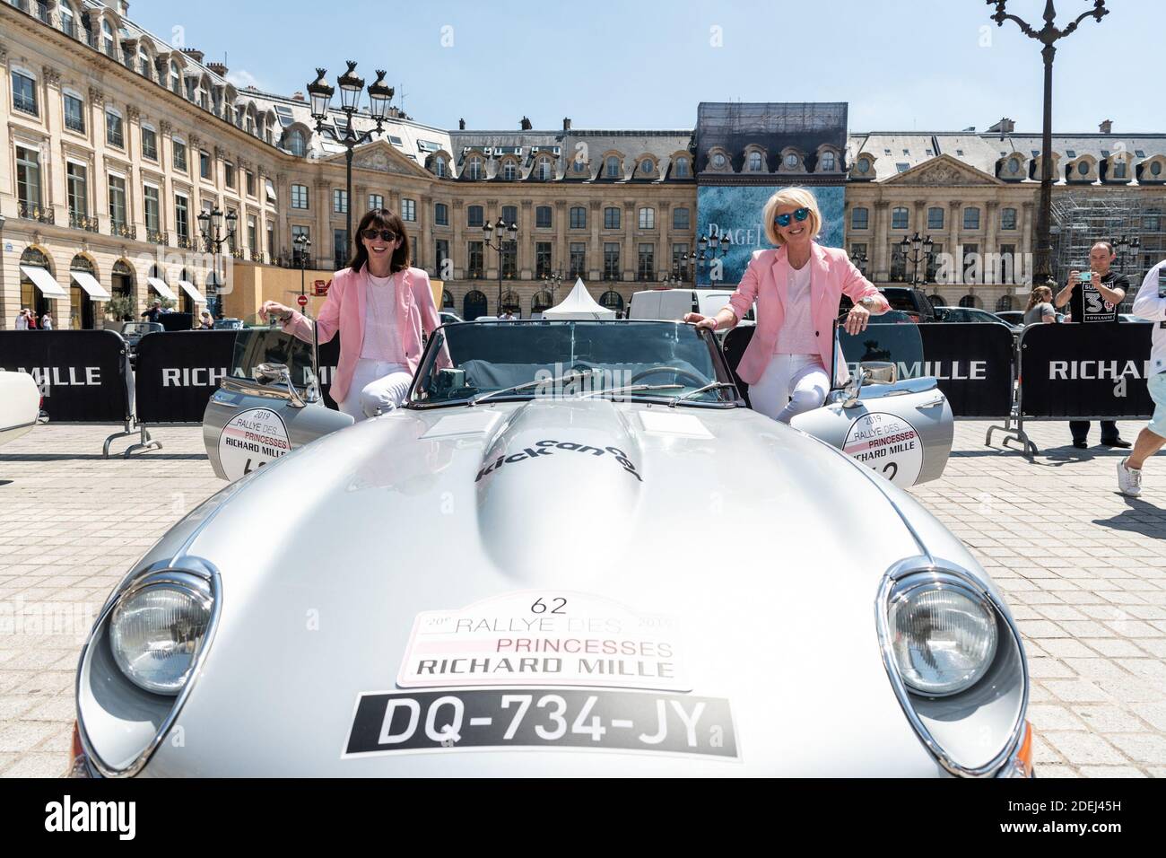 Evelyne Ney Prestat e Christine Chasseur guidano una Jaguar Type e 1968 sulla 20a edizione del Rallye des Princesses 'Princesses' Rally', una corsa di 5 giorni per le donne solo su auto d'epoca, inizia il 2 giugno da Parigi per raggiungere Saint Tropez il 6 giugno. Le squadre si iscrivano e presentano le vetture il 1 giugno su Place Vendôme, Parigi, Francia, 1 giugno 2019. Foto di Daniel Derajinski/ABACAPRESS.COM Foto Stock
