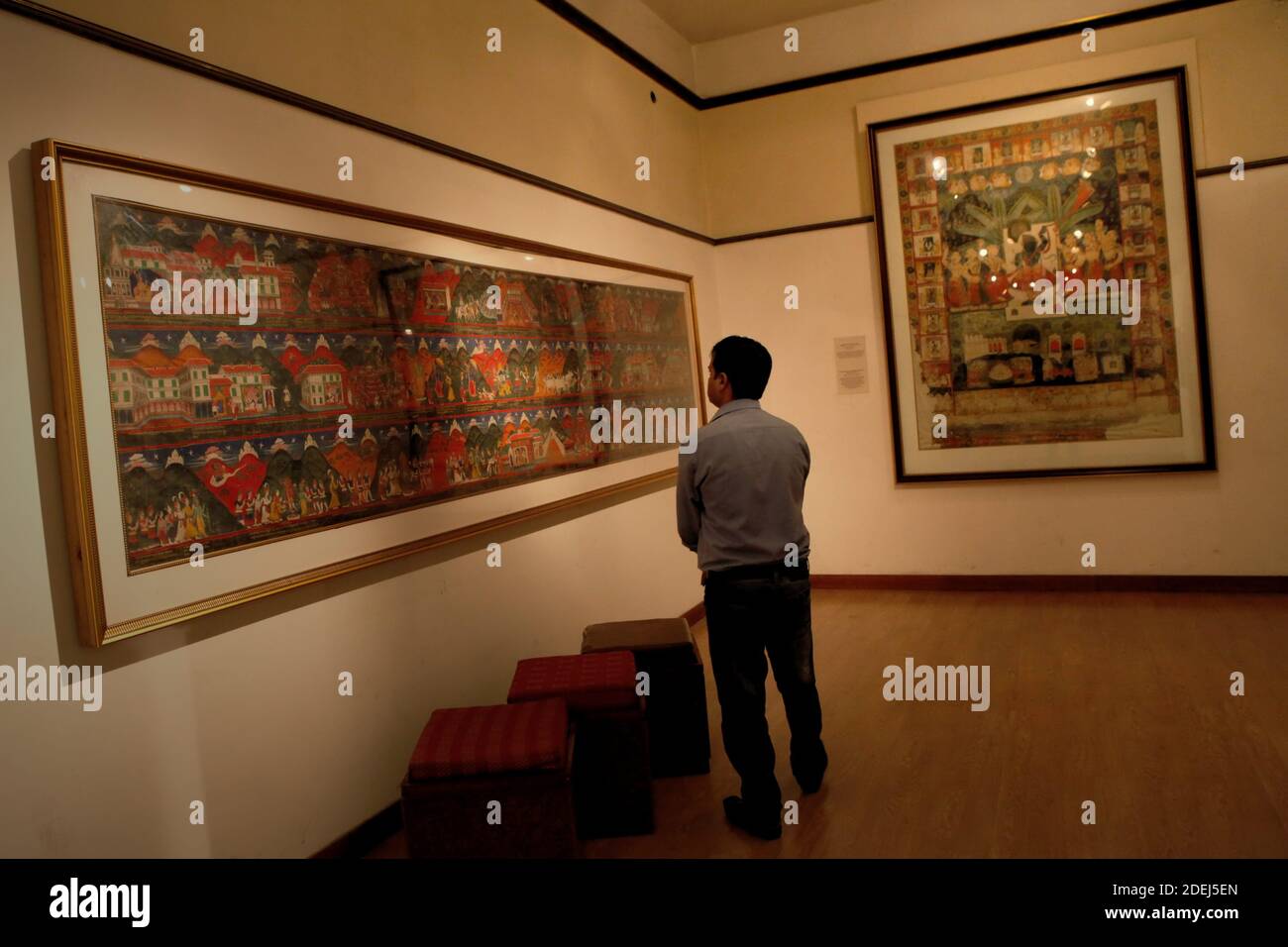 Un visitatore che presta attenzione alle pitture di Mughal alla sezione di pittura del Museo Nazionale dell'India a Nuova Delhi, India. Foto Stock