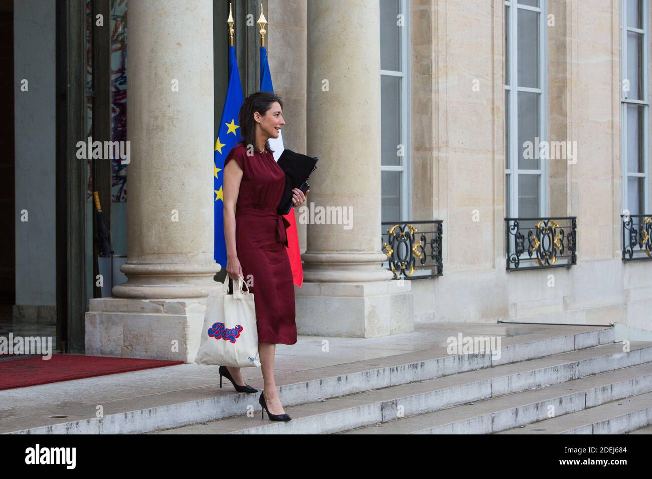 Brune Poirson con una borsa omaggio per mostrare il suo sostegno alla  squadra femminile di calcio francese per la prossima Coppa del mondo FIFA  2019, quando lasciano il palazzo presidenziale Elysee il