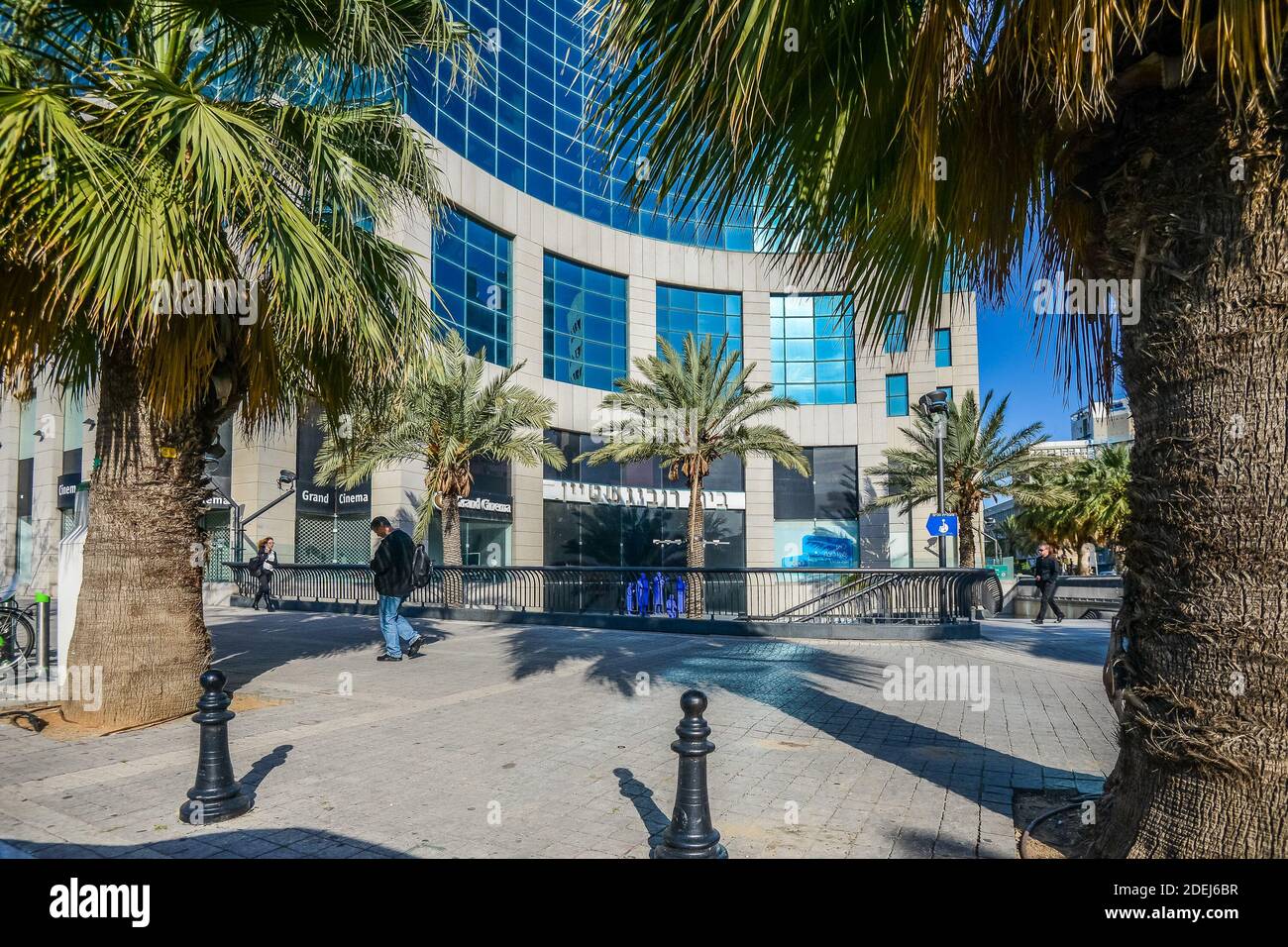 Israele. Tel Aviv. 15 APRILE 2015. Il Rubinstein Building è un famoso grattacielo di Tel Aviv, Israele. L'edificio prende il nome dallo sviluppatore Rubinstein and Company. È stato progettato da Freiberger Architects. Con Arye Freiberger, la costruzione iniziò nel 1998 e fu completata nel 1999. L'edificio raggiunge un'altezza di 108.37 metri ed è composto da 30 piani con una superficie di 62,000 metri quadrati, 34,000 dei quali sono utilizzati come proprietà commerciali e di uffici. Foto Stock