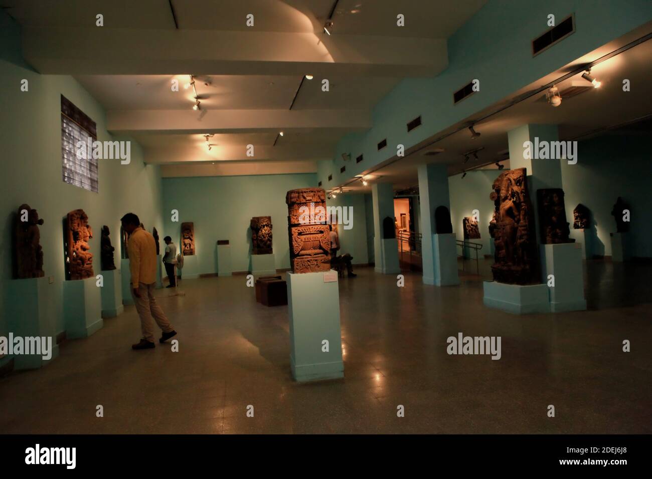 I visitatori si dedgono ai manufatti tardo medioevali dell'India presso il Museo Nazionale di Nuova Delhi, India. Foto Stock