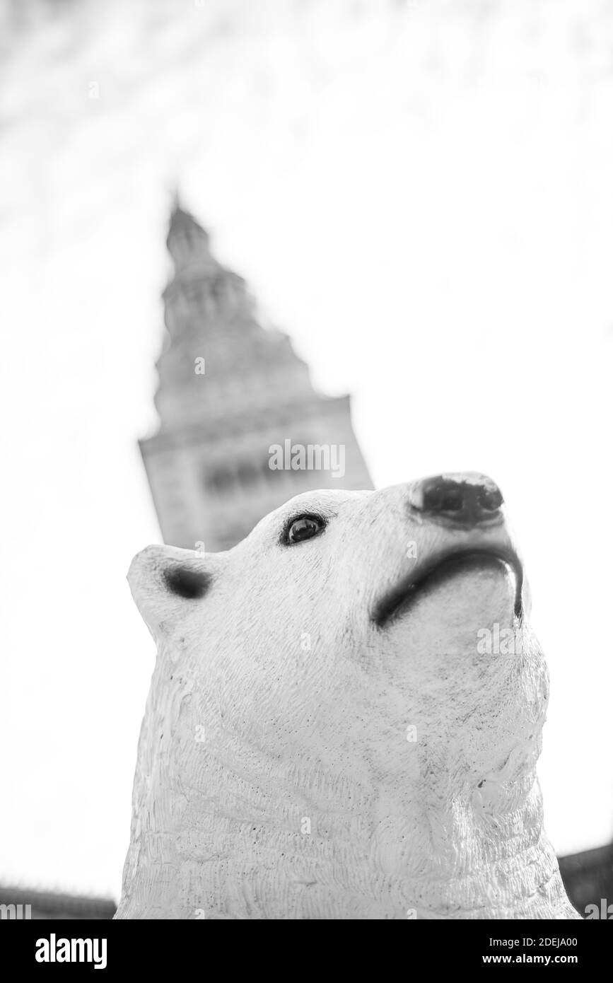 Winter Fest Polar Bear nella piazza pubblica di Cleveland Ohio 2020 Foto Stock