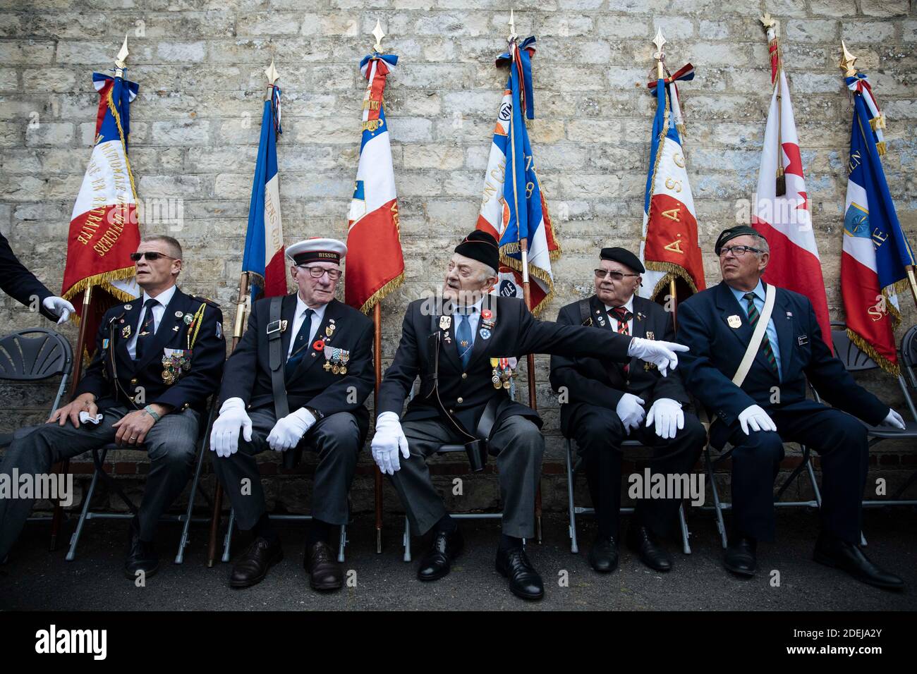 Veterani come presidente francese Emmanuel Macron partecipa a una cerimonia presso la prigione di Caen per rendere omaggio ai resistenti francesi come parte delle cerimonie del D-Day a Caen, Francia, il 5 giugno 2019. Il 5 giugno 1944, i tedeschi hanno sparato 80-85 persone nella prigione di Caen, di cui 71 che sono stati identificati, membri della resistenza. Foto di Lewis Joly/Pool/ABACAPRESS.COM Foto Stock
