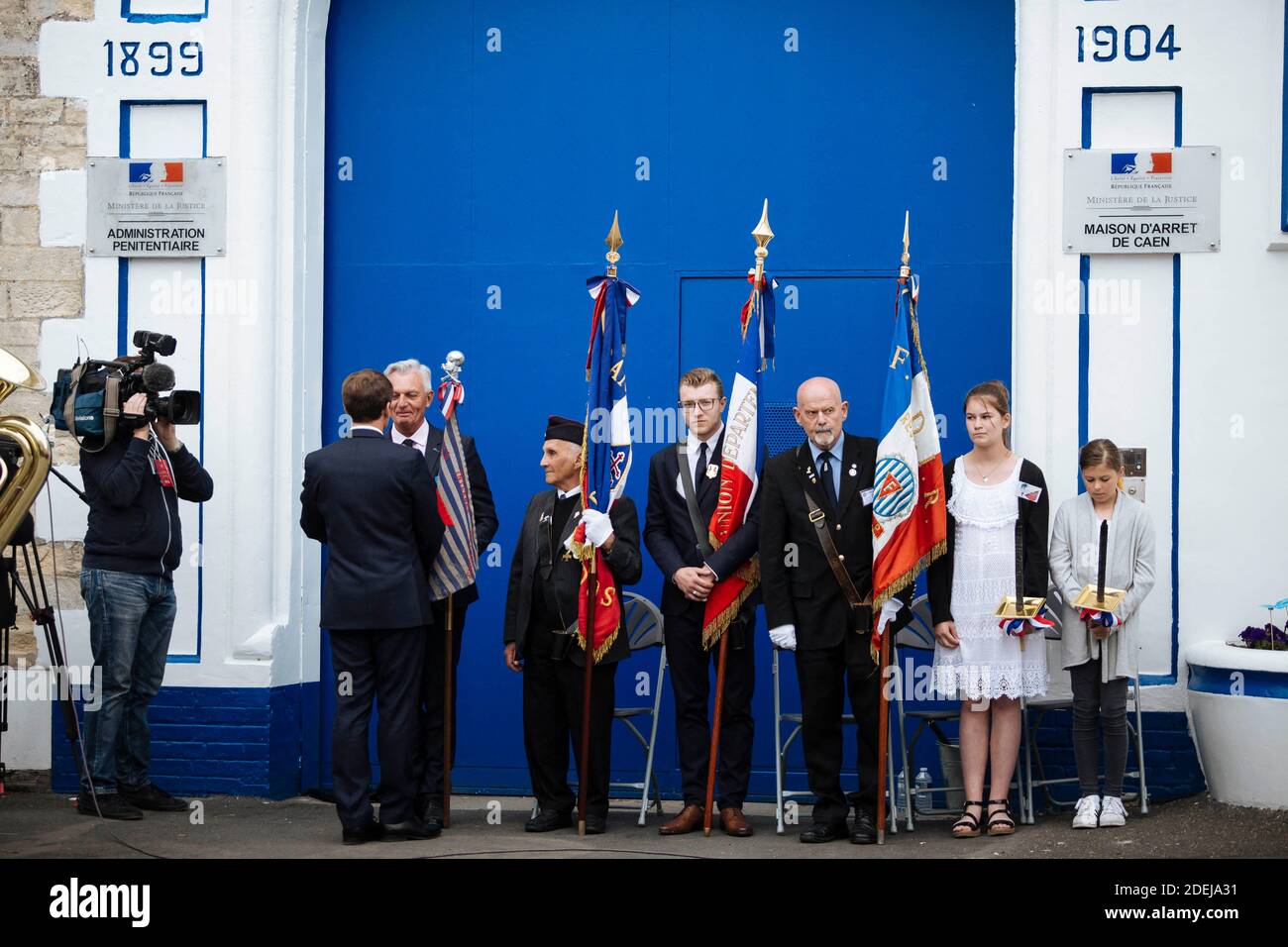 Il presidente francese Emmanuel Macron partecipa a una cerimonia nella prigione di Caen per rendere omaggio ai resistenti francesi durante le cerimonie del D-Day a Caen, Francia, il 5 giugno 2019. Il 5 giugno 1944, i tedeschi hanno sparato 80-85 persone nella prigione di Caen, di cui 71 che sono stati identificati, membri della resistenza. Foto di Lewis Joly/Pool/ABACAPRESS.COM Foto Stock