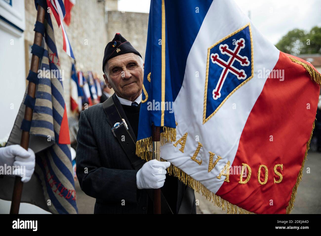 Veterani come presidente francese Emmanuel Macron partecipa a una cerimonia presso la prigione di Caen per rendere omaggio ai resistenti francesi come parte delle cerimonie del D-Day a Caen, Francia, il 5 giugno 2019. Il 5 giugno 1944, i tedeschi hanno sparato 80-85 persone nella prigione di Caen, di cui 71 che sono stati identificati, membri della resistenza. Foto di Lewis Joly/Pool/ABACAPRESS.COM Foto Stock