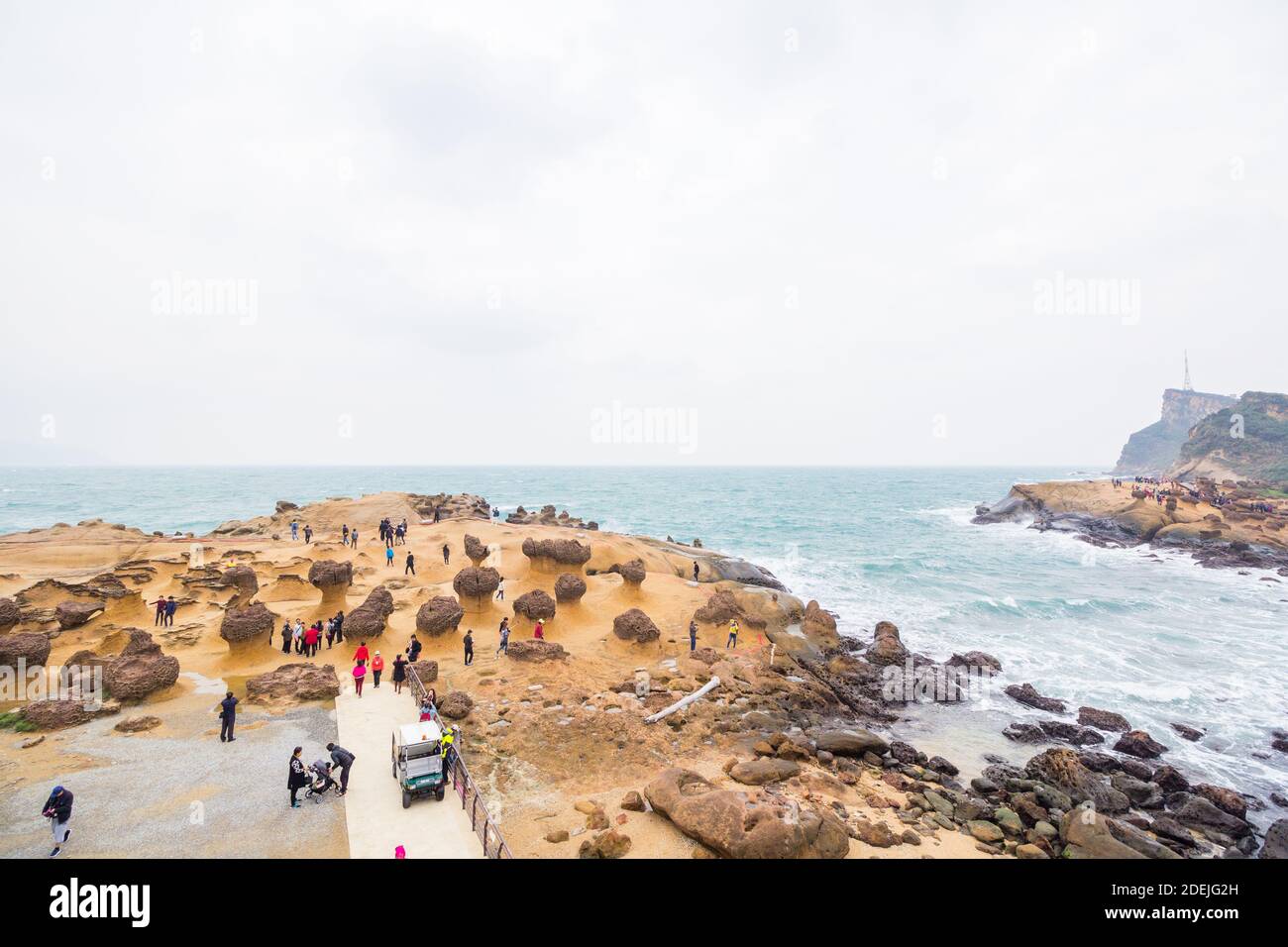 Il panoramico Geopark Yehliu a Wanli Disrict a New Taipei City, Taiwan, ha formazioni rocciose molto interessanti Foto Stock